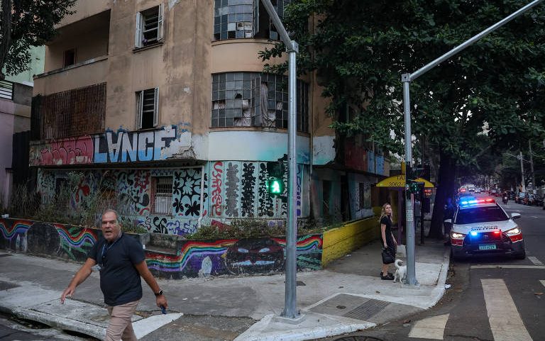 Viatura da Pm em frente ao edifício Peixoto Gomide, entre as ruas Peixoto Gomide e Oscar Freire, nos Jardins, zona oeste de São Paulo, durante reintegração de posse nesta quarta (6)