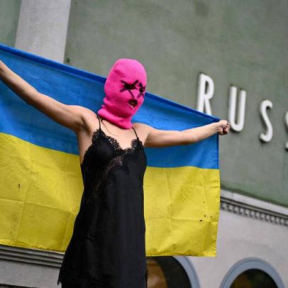 Manifestantes do Pussy Riot protestam contra a Rússia na Bienal de Veneza