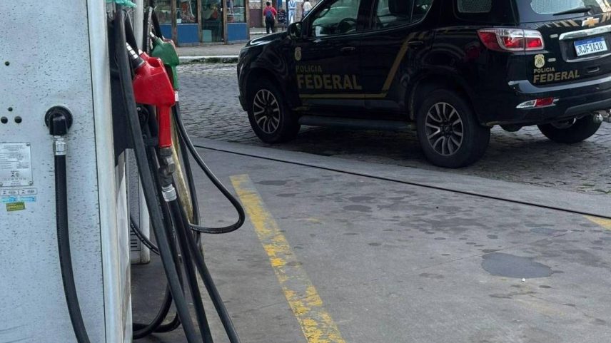 Agentes da Polícia Federal durante operação em posto de combustíveis no Rio de Janeiro, alvo de investigação sobre uso de empresas para lavagem de dinheiro do jogo do bicho