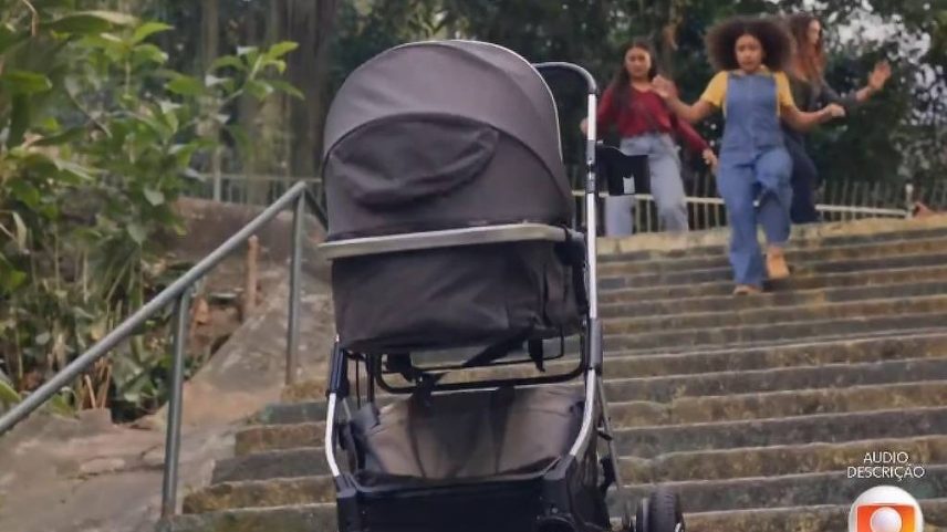 Cena do bebê atirado da escadaria em 'Três Graças'