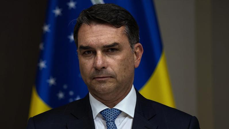 O senador Flávio Bolsonaro (PL-RJ) e o presidente Lula (PT), que lideram a corrida presidencial