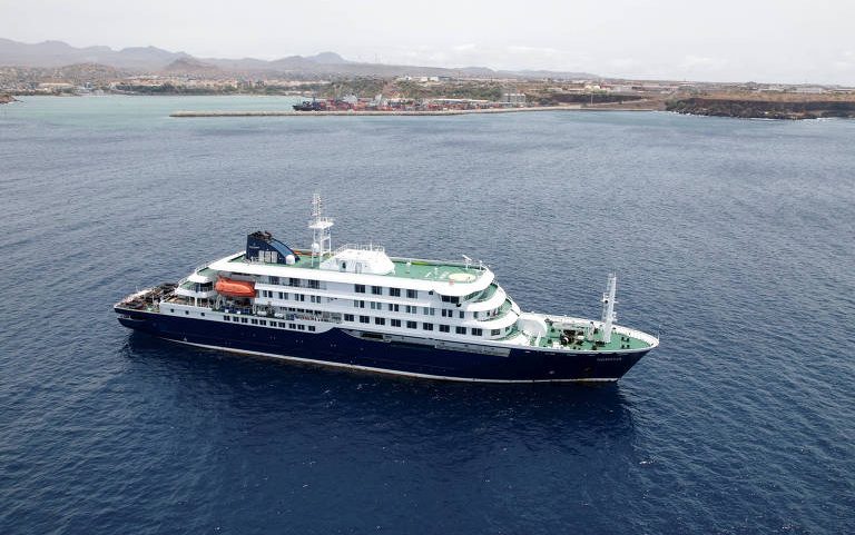 Cruzeiro MV Hondius atracado em Cabo Verde, na África