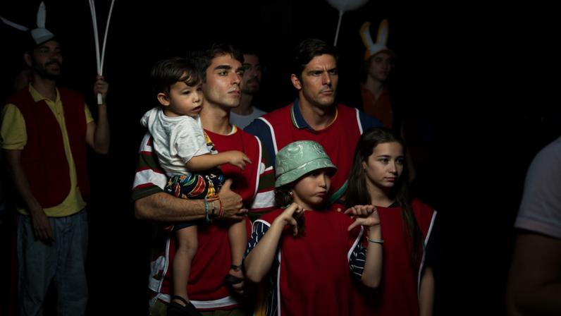Rafael Infante vive pai que enfrenta caos ao assumir cuidados da casa em 'Um Pai em Apuros'