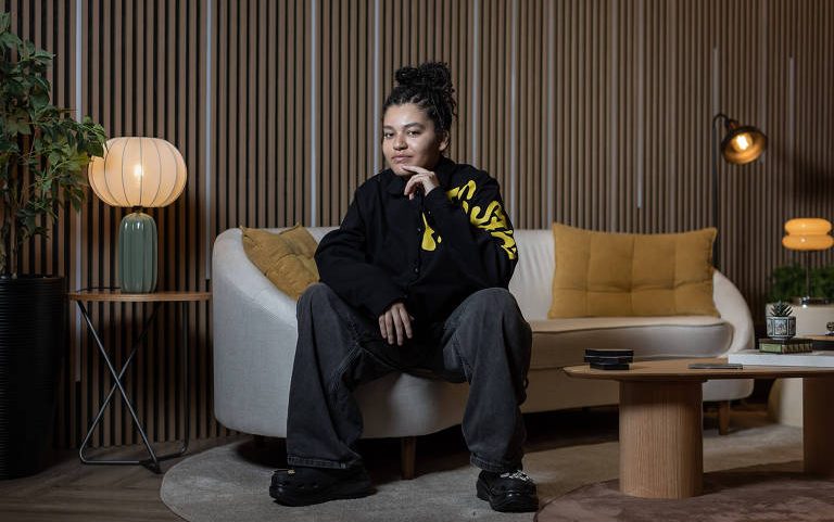 A jornalista cultural e apresentadora Julia Reis, 27, uma das principais vozes da comunicação hip-hop
