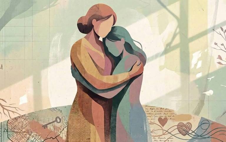 Duas figuras femininas estilizadas se abraçam em um ambiente abstrato com sombras e elementos gráficos, como raízes, mapas e cartas manuscritas ao fundo.
