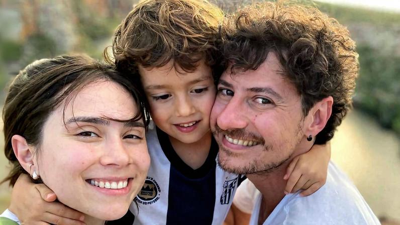 Daphne Bozaski posa com o filho, Caetano, e o marido, Gustavo Araújo