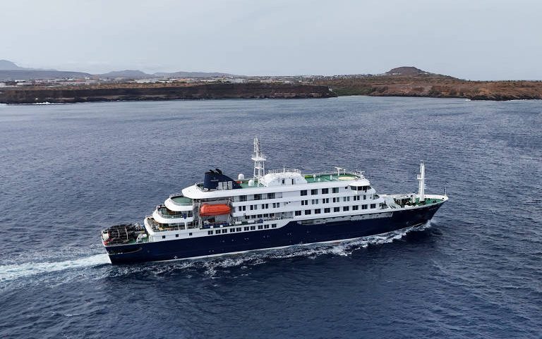 Cruzeiro MV Hondius, transportando passageiros suspeitos de terem casos de hantavírus a bordo, sai de Cabo Verde