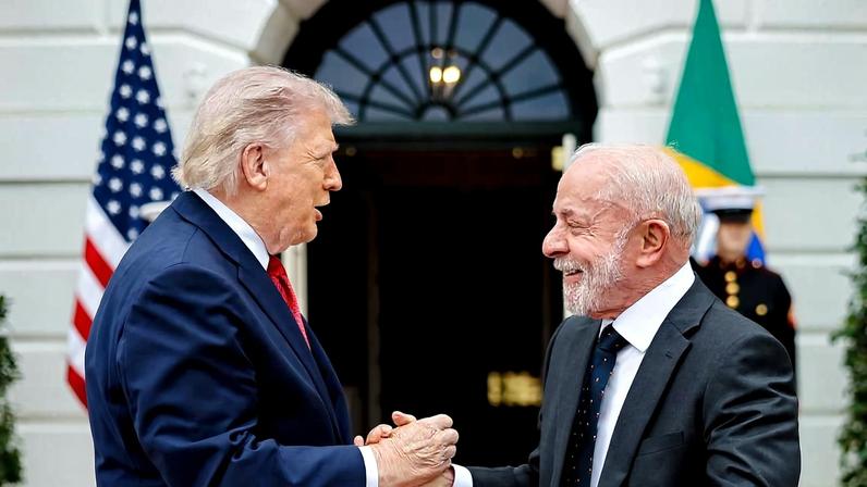 Os presidentes dos Estados Unidos, Donald Trump, e do Brasil, Luiz Inácio Lula da Silva, durante encontro na Casa Branca