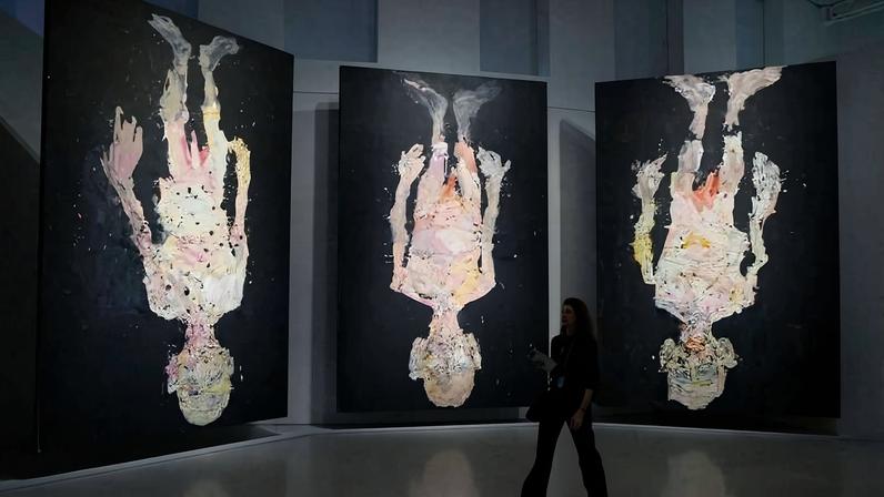 Pinturas de Georg Baselitz expostas em Paris, em março de 2025 - LUDOVIC MARIN / AFP