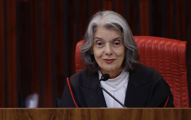 Ministra Cármen Lúcia em sessão do TSE