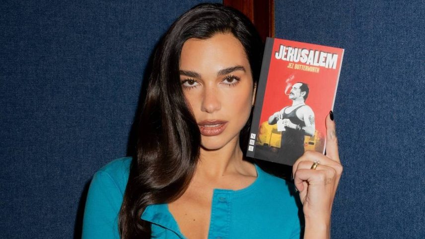 Dua Lipa mostra o livro que está lendo em publicação no Instagram