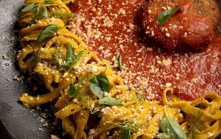 Polpettone de carne recheado com queijo cremoso de castanha da Piccoli Cucina, localizado em Pinheiros, região oeste de São Paulo