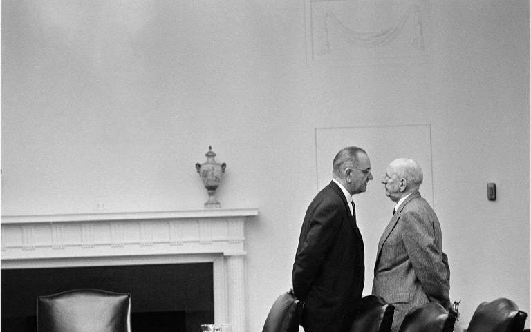 Foto da capa do livro 'Olhares Ianques: A Ditadura Brasileira nos Arquivos Norte-Americanos' mostra o presidente dos EUA Lyndon Johnson em encontro, na Casa Branca, com o senador democrata Richard Russell