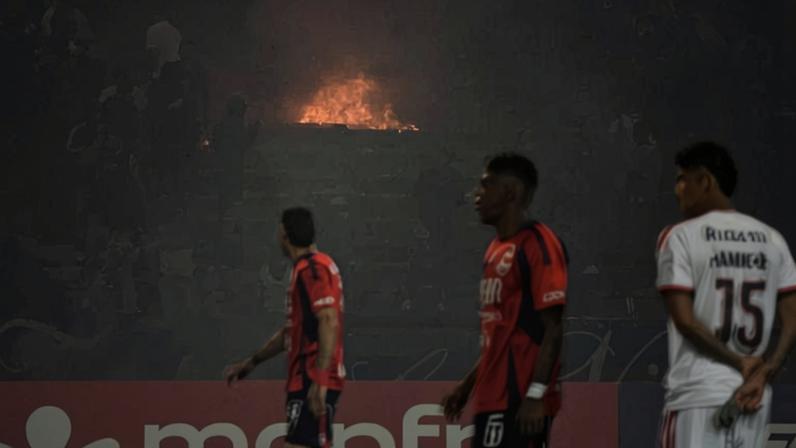 Torcedores do Medellín atearam fogo nas arquibancadas durante partida da fase de grupos da Libertadores com o Flamengo