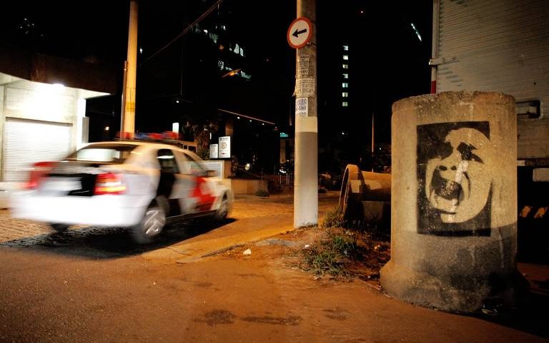 Viatura da PM patrulha uma rua da Vila Olímpia, zona sul de São Paulo, durante madrugada de ataques do PCC; maioria dos assassinatos não teve resposta 20 anos depois