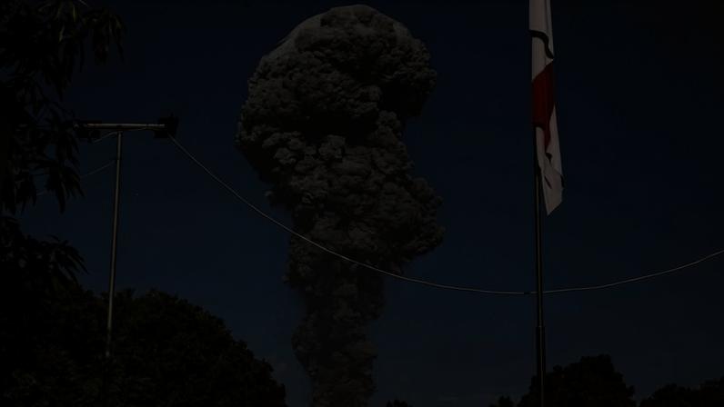 Coluna de fumaça após erupção do Monte Dukono, em Maluku do Norte, na Indonésia