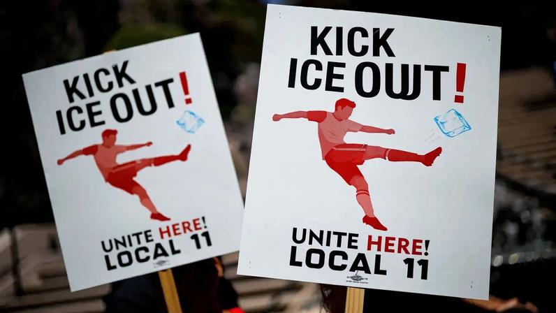 Manifestantes seguram cartazes contra a presença do ICE em Los Angeles - Mike Blake - 1º.mai.26/Reuters