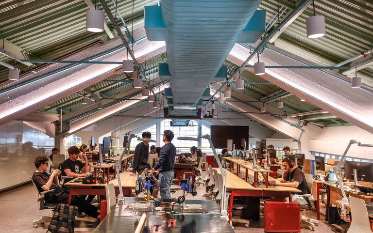 Estudantes durante atividade no campus do Inteli (Instituto de Tecnologia e Liderança), em São Paulo