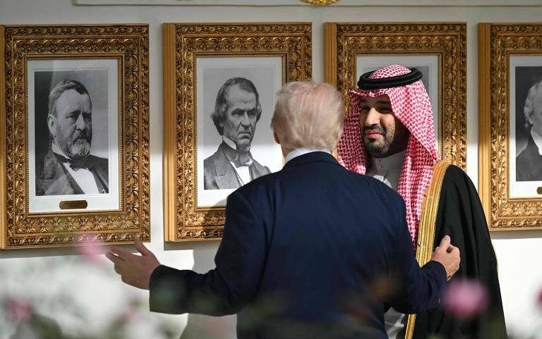 O príncipe herdeiro da Arábia Saudita, Mohammed bin Salman, conversa com Trump na Casa Branca, em novembro de 2025