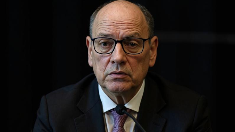 Montagem, da esq. p/ dir.: ex-prefeito do Rio de Janeiro Eduardo Paes (PSD); governador interino do Rio de Janeiro, Ricardo Couto; e o ex-governador Cláudio Castro (PL)