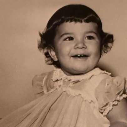 Foto de infância de celebridade antes da fama é revelada
