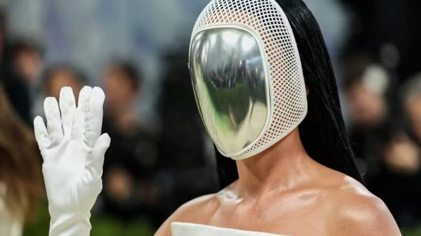 Look de Katy Perry no Met Gala 2026 tinha máscara e luva de seis dedos