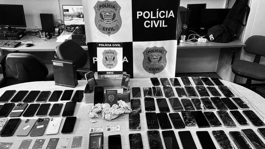 Celulares roubados apreendidos pela Policia Civil em ponto de receptação na zona oeste de São Paulo (SP)
