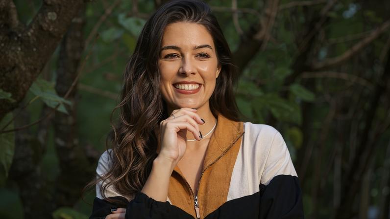 A narradora Renata Silveira, que está de volta ao trabalho após licença-maternidade