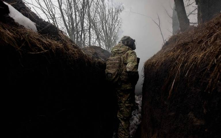 Militar ucraniano durante treinamento em trincheira na região de Zaporíjia, na Ucrânia
