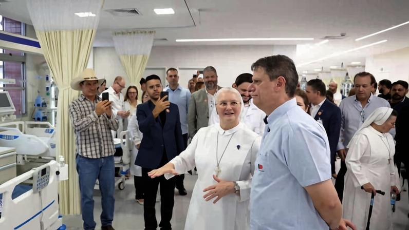O governador Tarcísio de Freitas (Republicanos), durante visita ao Hospital Geral de Itaquaquecetuba