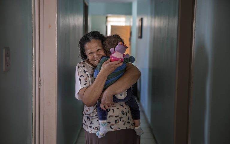 Decivalda Teodora Santos, 69, que trabalha como mãe social em Poá, na Grande São Paulo; ela acolhe um menino