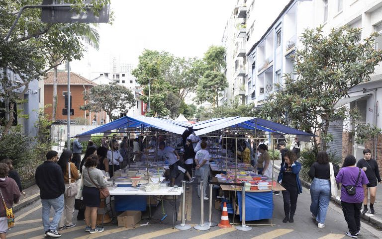 Público no último dia da Feira do Livro da Rocha, segunda edição do festival de rua em São Paulo