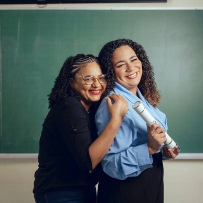 Mãe e filha se formam juntas em enfermagem na universidade