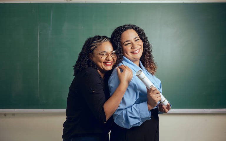 A mãe, Ana Maria da Silva, 50, e a filha, Fernanda, 23, celebram formatura na universidade juntas, em São Paulo