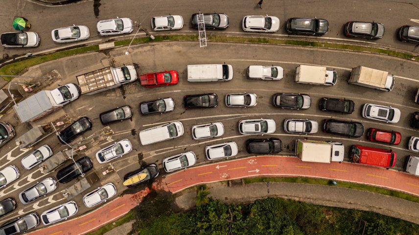 Fila da Balsa, em Ilhabela; motorista é taxado ao deixar a cidade do litoral norte