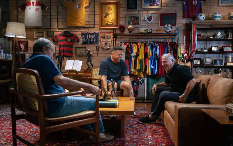 Carlos Alberto Parreira (de costas), Ronaldo e Zico em cena do documentário "Zico, o Samurai de Quintino", de João Wainer