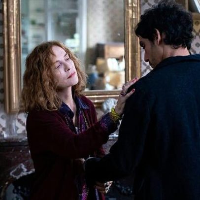 Isabelle Huppert vive escritora em crise no filme de Farhadi em Cannes