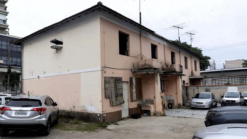 Vista dos fundos das casas que sobraram da demolição da Vila João Migliari, no Tatuapé