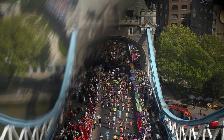 Vista de corredores e espectadores na Tower Bridge durante a maratona de Londres