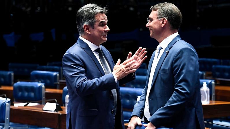 Os senadores Ciro Nogueira e Flávio Bolsonaro durante sessão no plenário do Senado