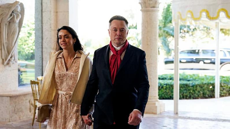 Elon Musk e Shivon Zilis durante evento promovido por funcionário da Casa Branca, em Mar-a-Lago, na Flórida (EUA)