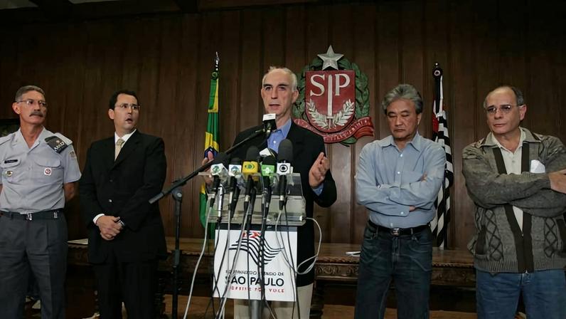 O então governador Cláudio Lembo acompanhado da cúpula da segurança pública estadual durante entrevista coletiva, no Palácio dos Bandeirantes, no dia 13 de maio de 2006