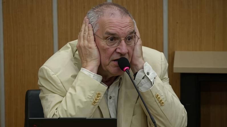 Mauro Chekin, então secretário de Esporte de São Caetano do Sul, faz gesto associado ao autismo em audiência na Câmara Municipal