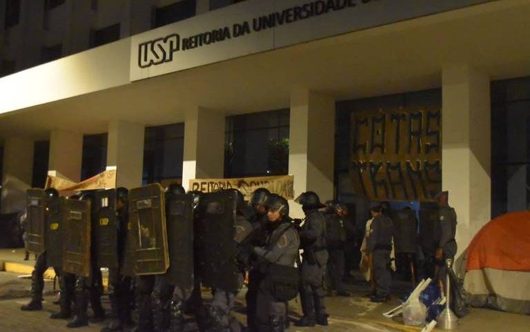 Batalhão da Polícia Militar desocupa reitoria da USP na madrugada deste domingo (10)
