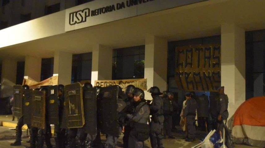 PM usa bombas e gás para desocupar reitoria da USP