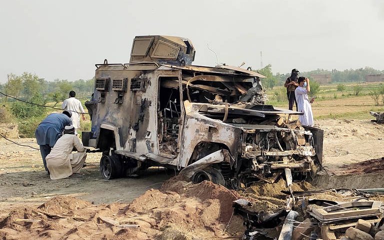 Veículo blindado da polícia destruído é visto no local de um ataque no distrito de Bannu, província de Khyber Pakhtunkhwa, Paquistão