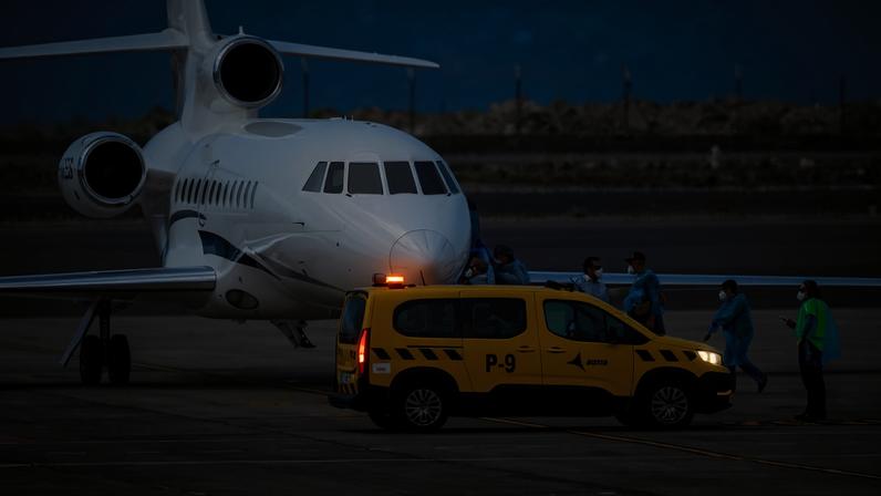 Passageiros do navio de cruzeiro MV Hondius embarcam em um avião francês no aeroporto de Tenerife Sul, nas Ilhas Canárias