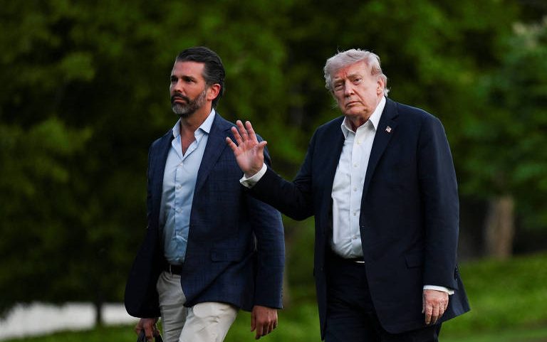 Donald Trump e seu filho Donald Trump Jr. chegam à Casa Branca, em Washington