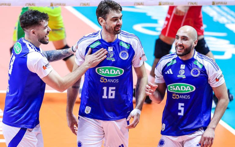 Jogadores do Cruzeiro celebram ponto na decisão da Superliga
