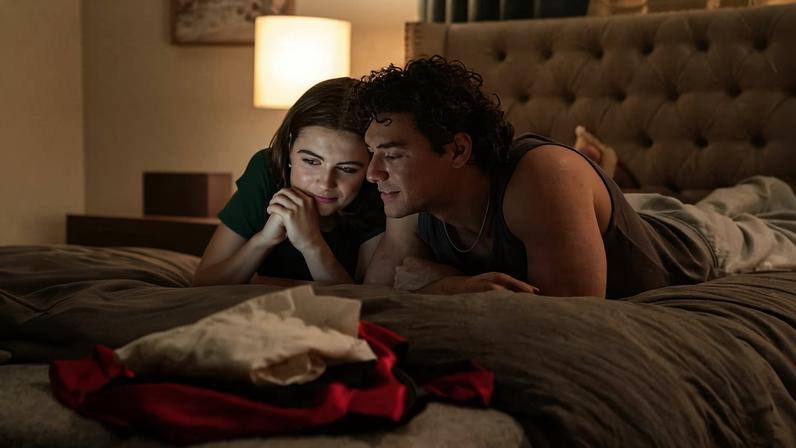 Os atores Ella Bright e Belmont Cameli em cena da série 'Amores Improváveis', do Prime Video.